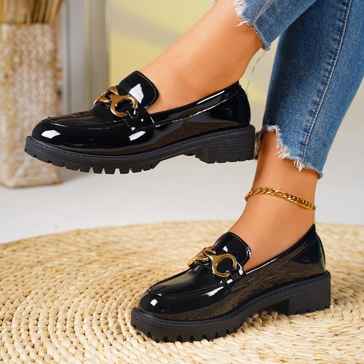Damen nan lackierte Loafer mit profilierter Traktorsohle und goldener Zierkette Drune