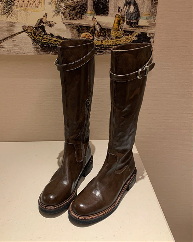 Damen kniehohe Lederstiefel mit flacher Profilsohle und Ziergurt Drune