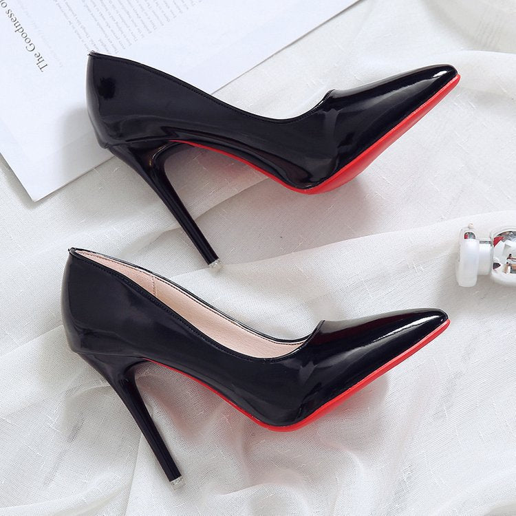 Damen Hochglänzende spitz zulaufende Lackpumps mit schmalem Stilettoabsatz und kontrastsohle Drune