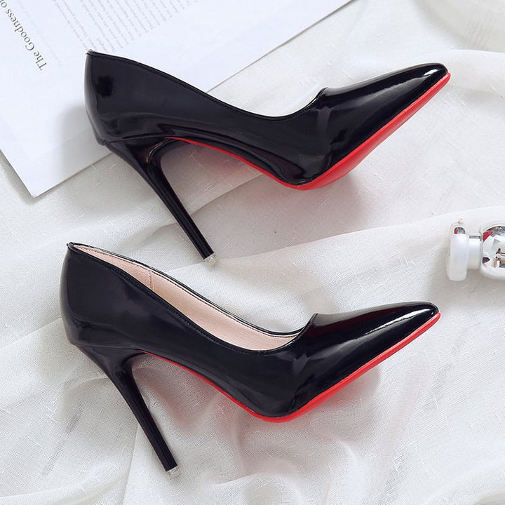 Damen Hochglänzende spitz zulaufende Lackpumps mit schmalem Stilettoabsatz und kontrastsohle Drune