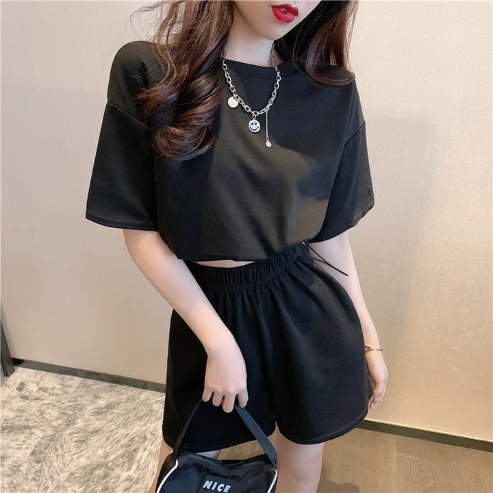 Damen Freizeit-Set mit cropped Oberteil und Shorts im lässigen Stil