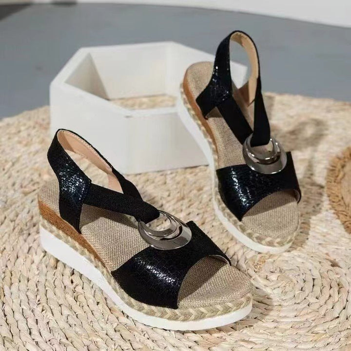 Damen Keil‑Sandalen mit Bast‑Plateau, elastischem Fersenriemen und Zier‑Metallornament Drune