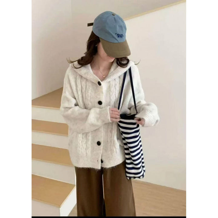 Damen Kuschelige Strickjacke mit gemütlichem Kapuzenkragen und auffälligen Knöpfen Drune
