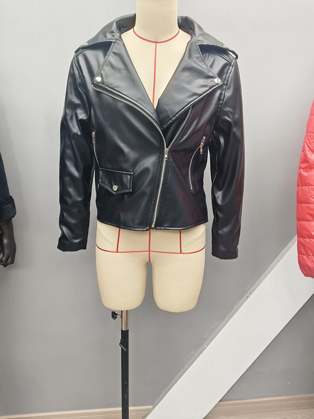 Damen nan figurbetonte Bikerjacke aus Kunstleder mit asymmetrischem Reißverschluss und aufgesetzter Klappentasche Drune