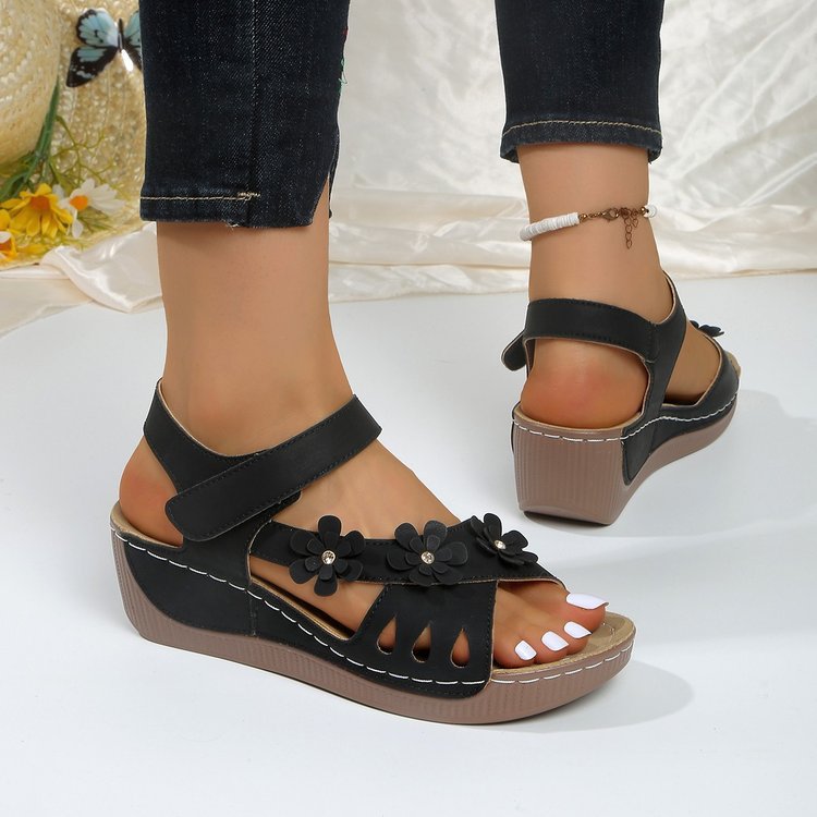 Damen Bequeme Sandalen mit Klettverschluss, gepolstertem Fußbett und Blütenapplikation Drune