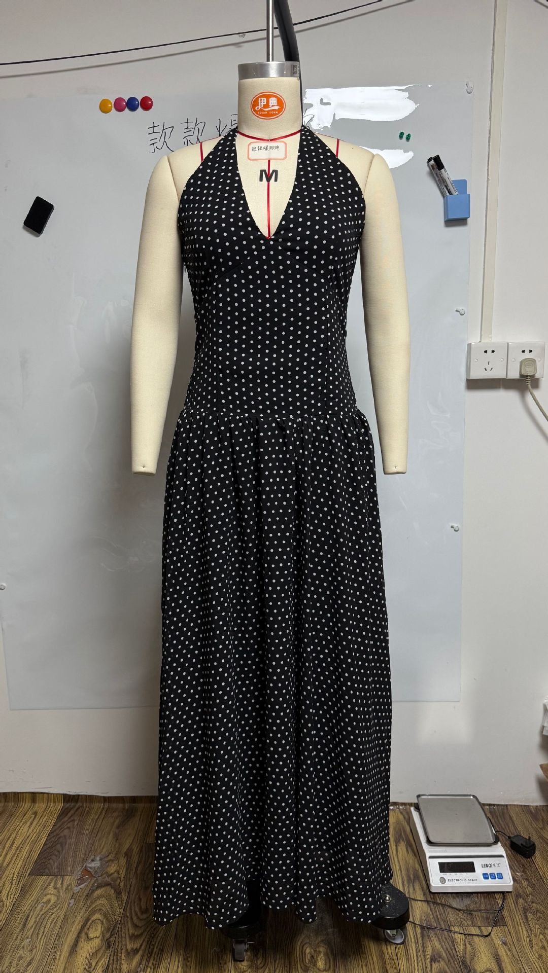 Damen nan langes Neckholderkleid mit tiefem V-Ausschnitt, taillierter Empire-Naht und schwingendem Stufenrock Drune