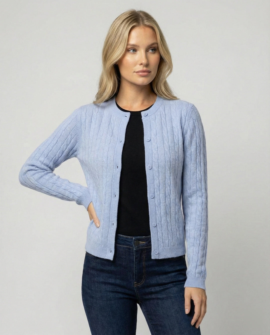 Damen kurzes Zopfmuster-Cardigan mit Rundhalsausschnitt und minimalistischer Knopfleiste Drune