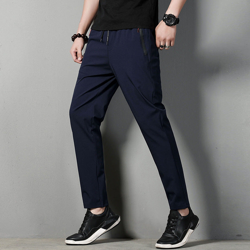 Herren schmal geschnittene Tech-Chino Jogginghose mit elastischem Kordelbund, verdeckten Reißverschlusstaschen und vorgeformten Knien Drune