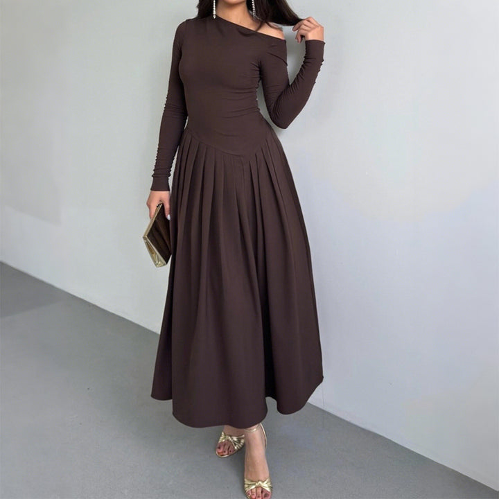 Damen nan asymmetrisches Maxikleid mit plissiertem Rock und figurbetontem Oberteil Drune