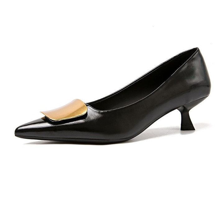Damen Spitz zulaufende Kitten‑Heel Pumps mit dekorativer Metall‑Vorderkappe Drune