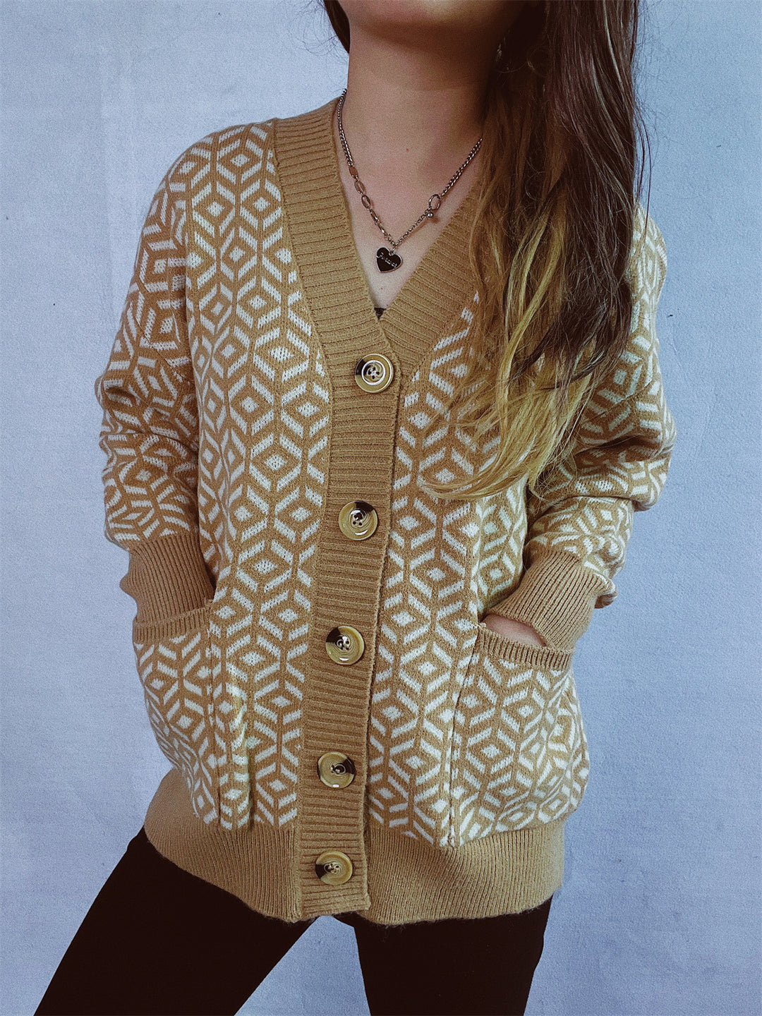Damen Strickjacke mit geometrischem Muster und goldenem Knopfdetail Drune