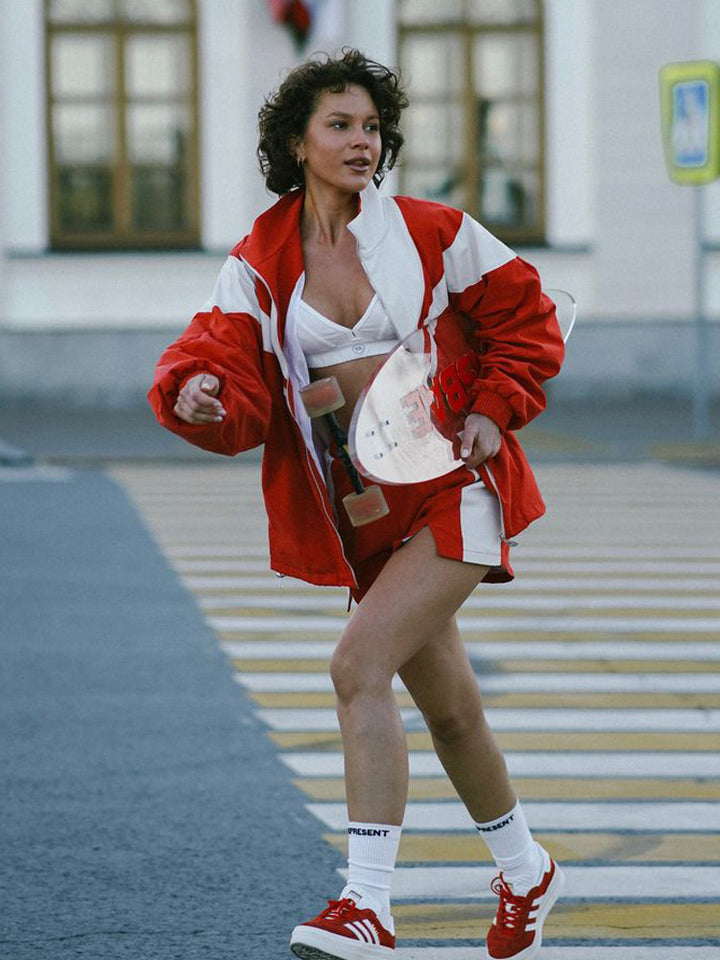 Damen sportliches Freizeit-Outfit mit cropped Oberteil und sportlicher Jacke Drune