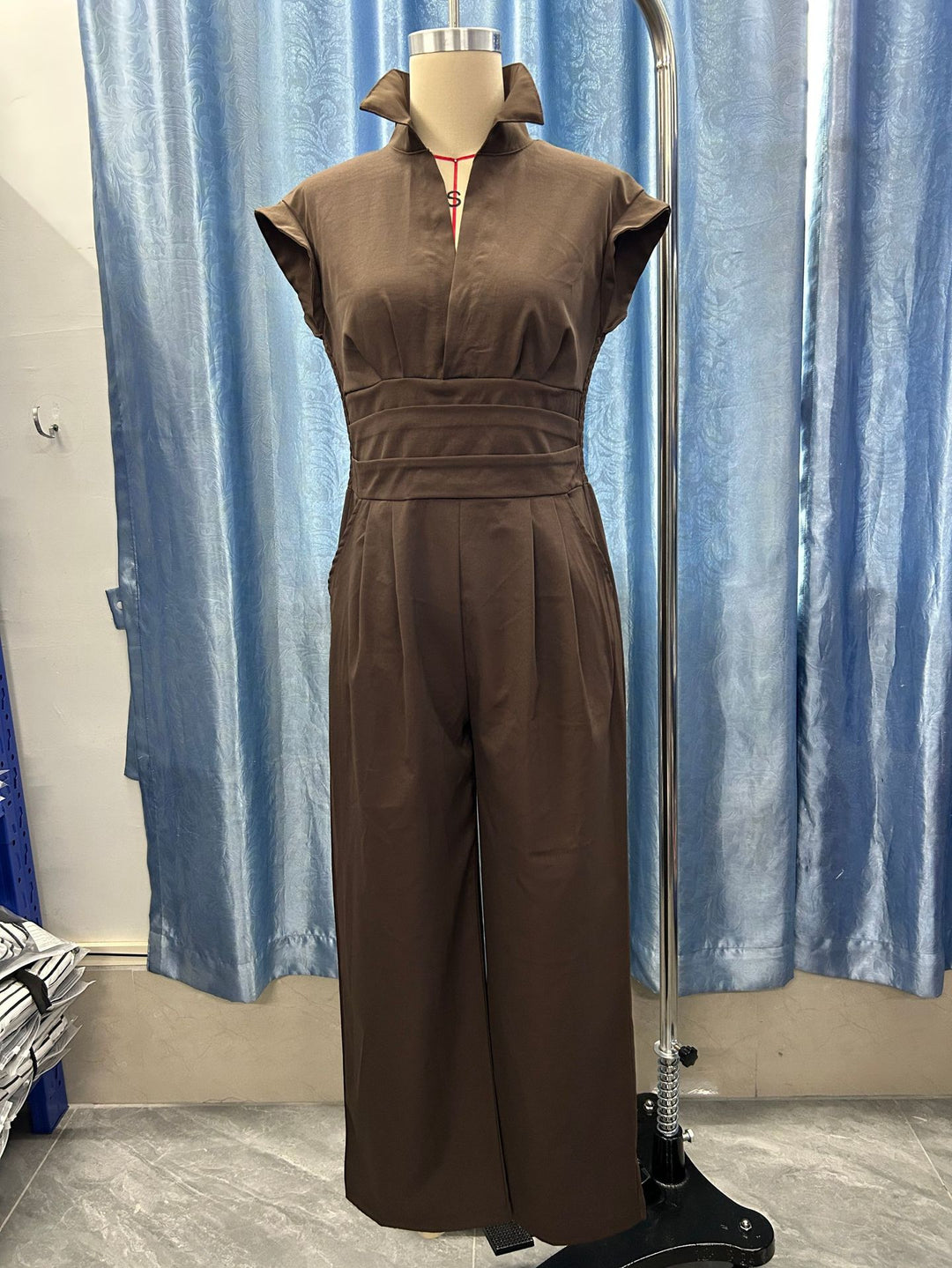 Damen Jumpsuit mit weitem Bein, tailliertem Wickelbund und Stehkragen Drune