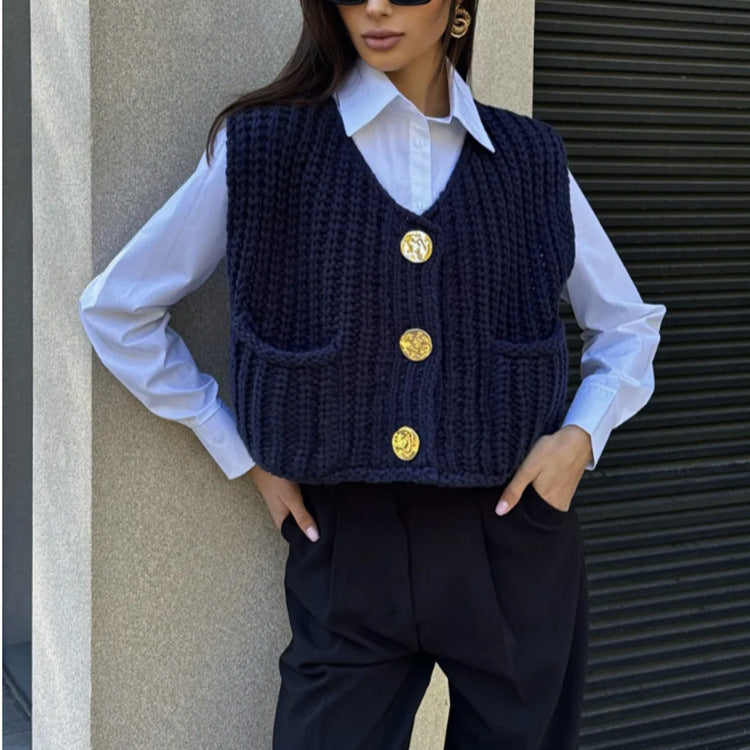 Damen Grobgestrickte Cropped Weste mit V-Ausschnitt und goldenen Zierknöpfen Drune