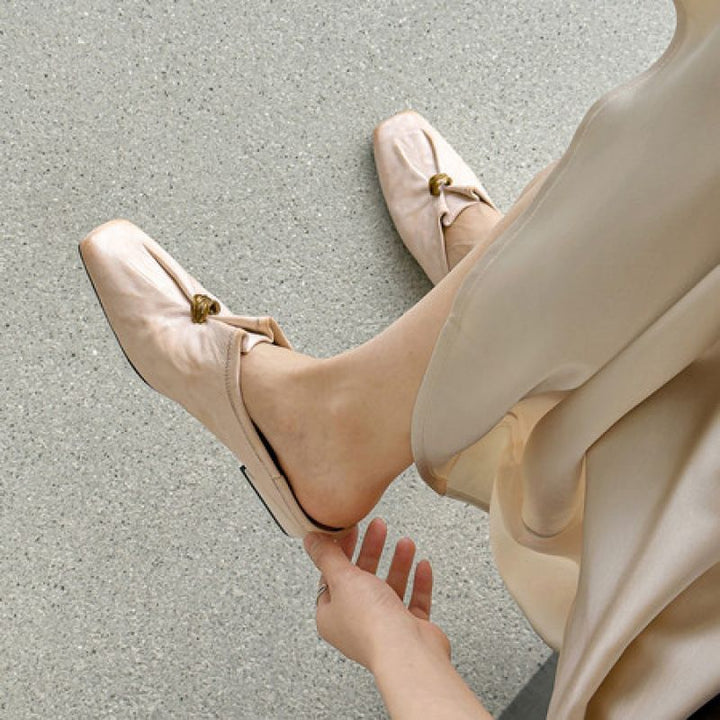 Damen Elegante Leder‑Mules mit quadratischer Kappe, soften Falteneffekt und dekorativer Metallkordel Drune