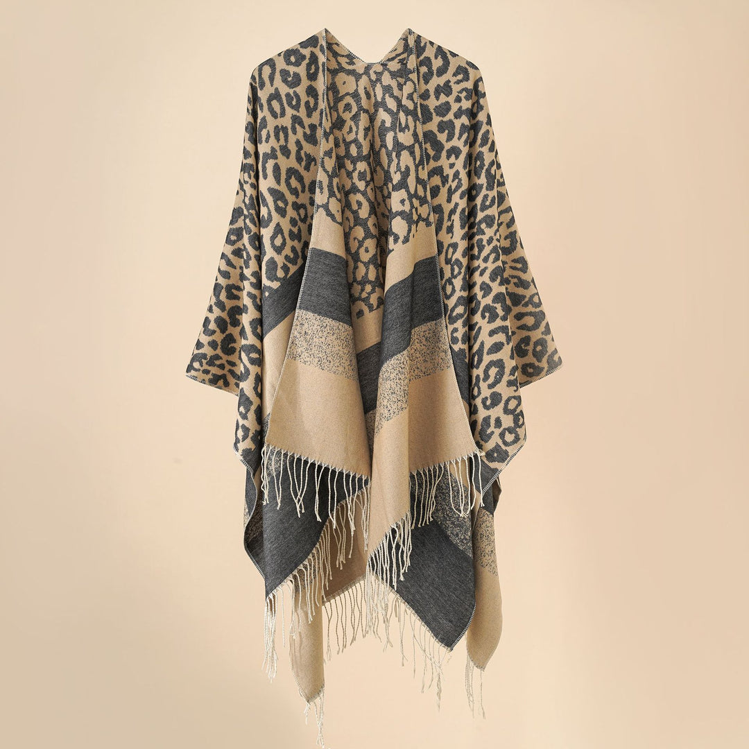 Damen Oversize-Ruana mit Leo-Jacquard, Fransen und weichem Wollmix Drune