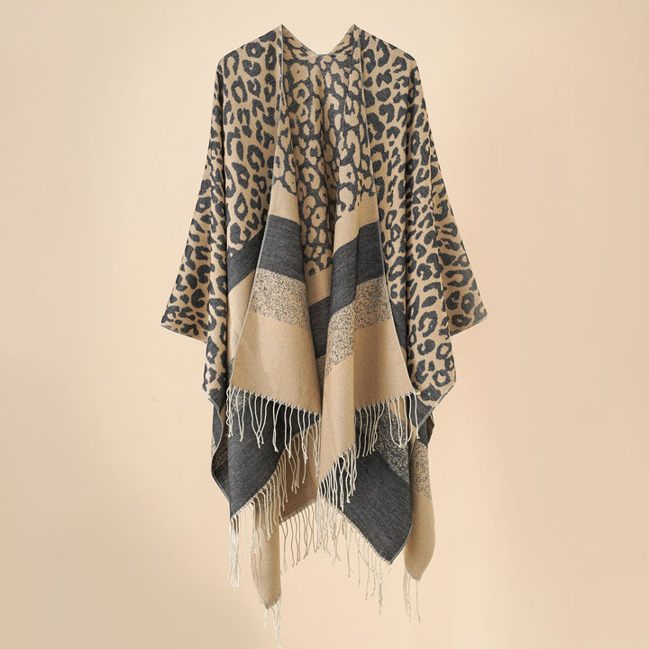 Damen Oversize-Ruana mit Leo-Jacquard, Fransen und weichem Wollmix Drune