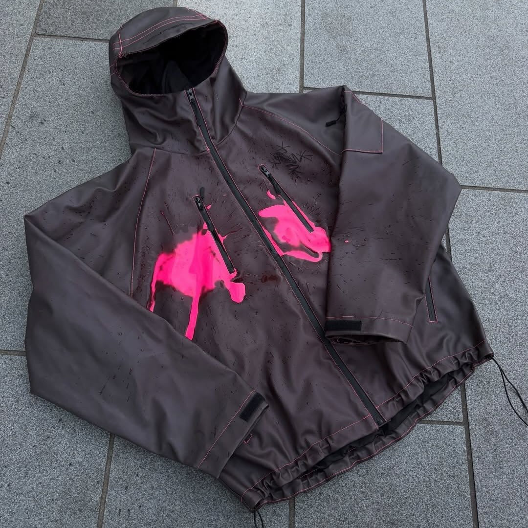 Damen nan wasserdichte Kapuzenjacke mit Spritzdruck-Design, vertikalen Reißverschlusstaschen und verstellbarem Saum Drune