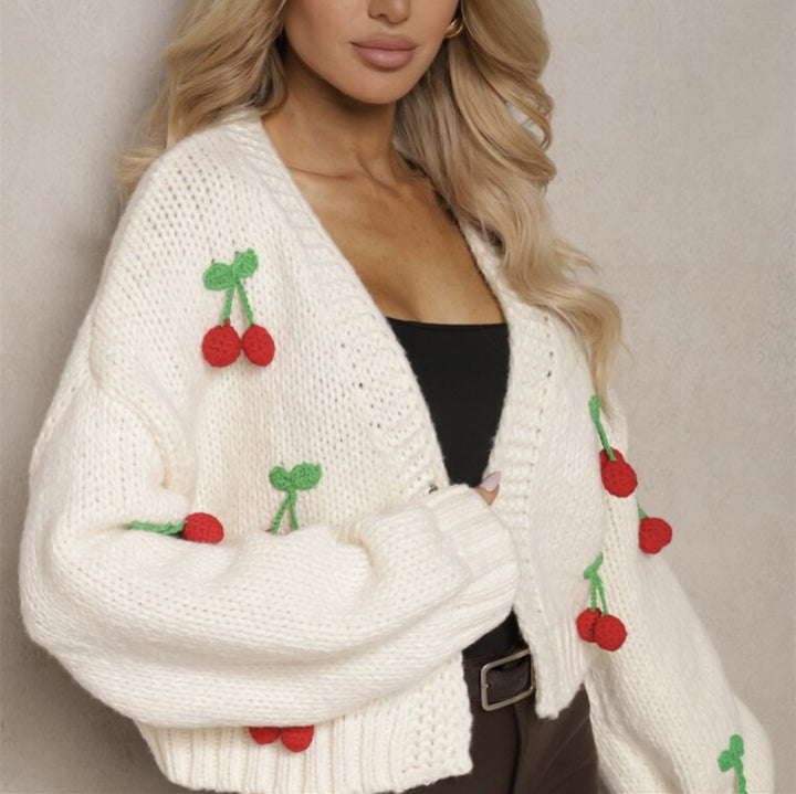 Damen Kurzcardigan aus grobem Strick mit gehäkelten Kirschen-Applikationen und V-Ausschnitt Drune