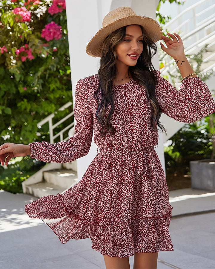 Damen luftiges Minikleid mit Rüschendetails und Bindegürtel Drune
