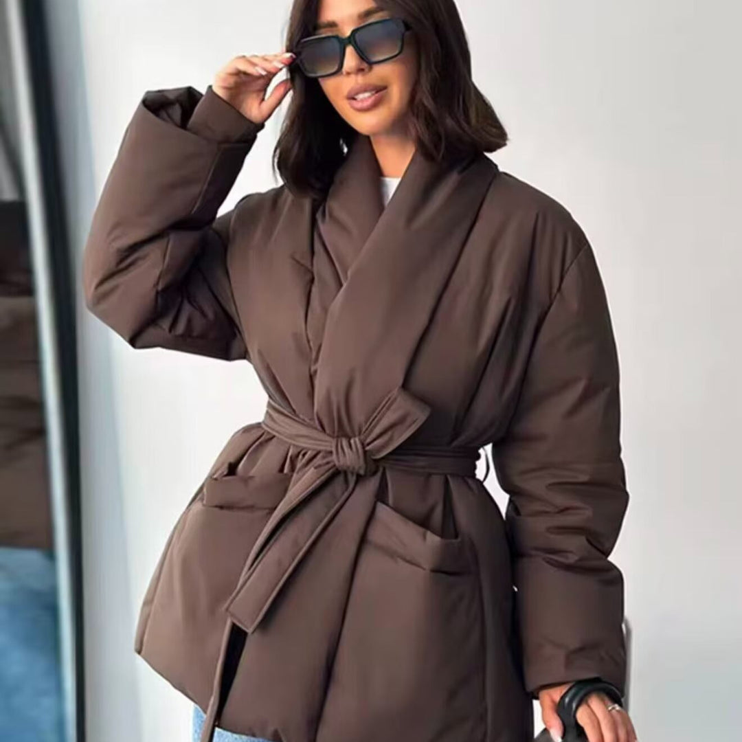 Damen 500+ gesteppte Kurzpufferjacke mit Schalkragen und Bindegürtel Drune