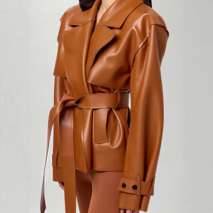 Damen Kurze taillierte Kunstlederjacke im Trenchstil mit Bindegürtel und Cape-Detail Drune
