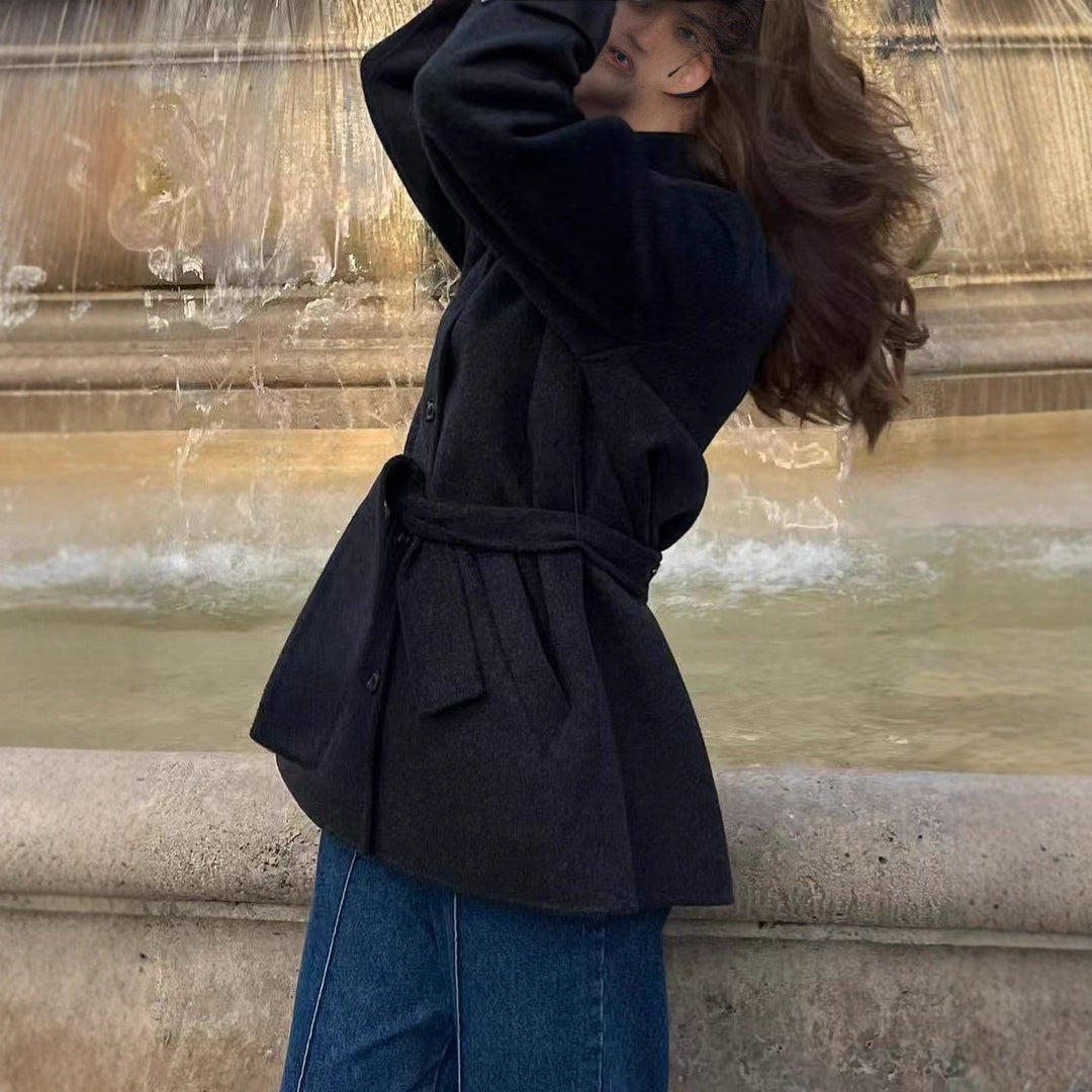 Damen Modische Wolljacke mit taillierbarem Gürtel und steigendem Kragen Drune