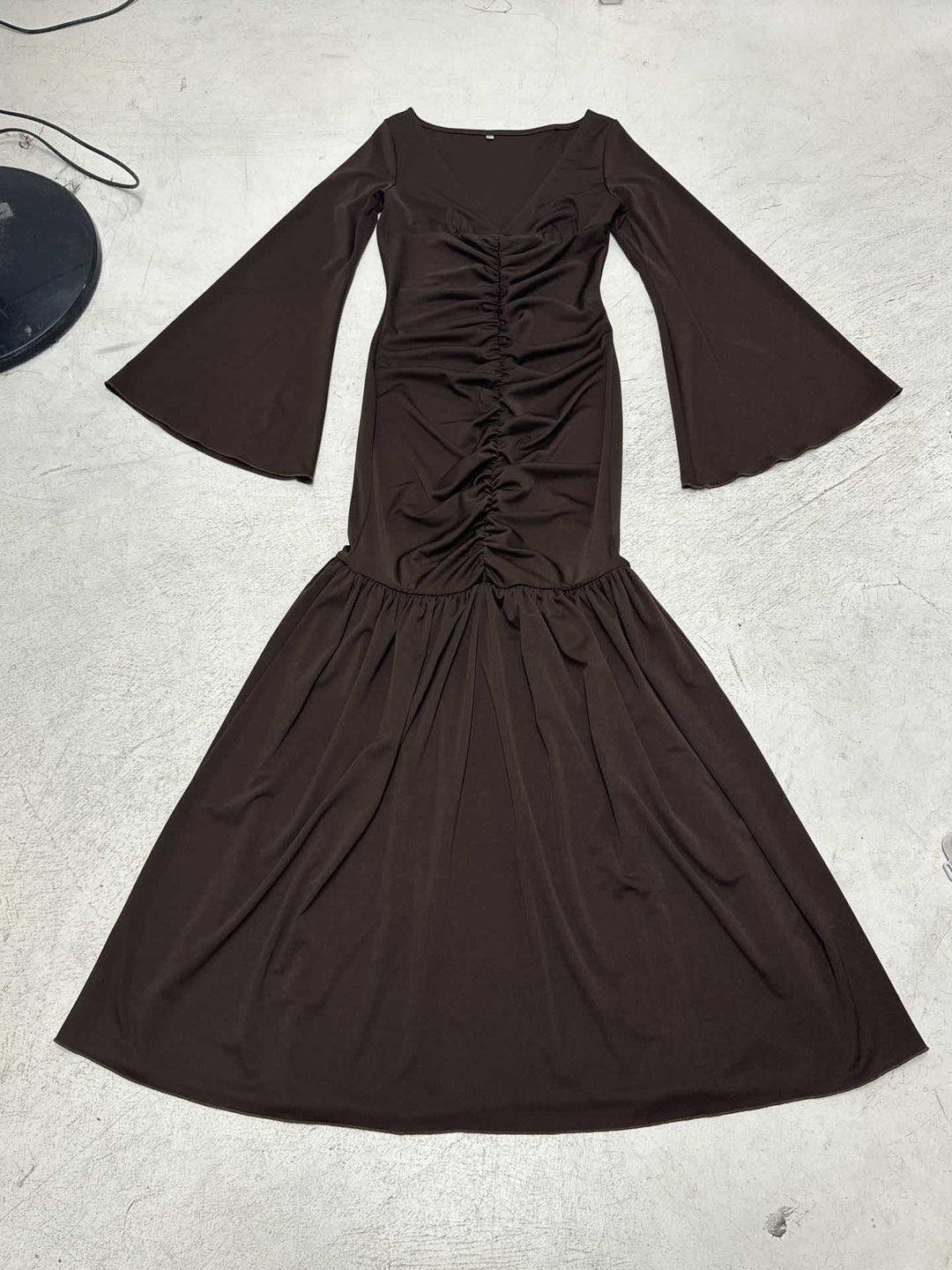 Damen nan gerafftes Maxikleid mit V-Ausschnitt, Trompetenärmeln und Stufenrüsche Drune
