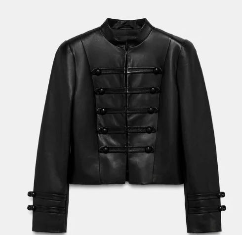 Damen Kurz geschnittene Kunstleder‑Militärjacke mit Stehkragen und Zierkordeln Drune