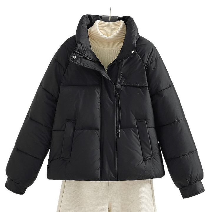 Damen nan kurze wattierte Boxy-Jacke mit hohem Stehkragen, Kordelbrustzug und schrägen Pattentaschen Drune