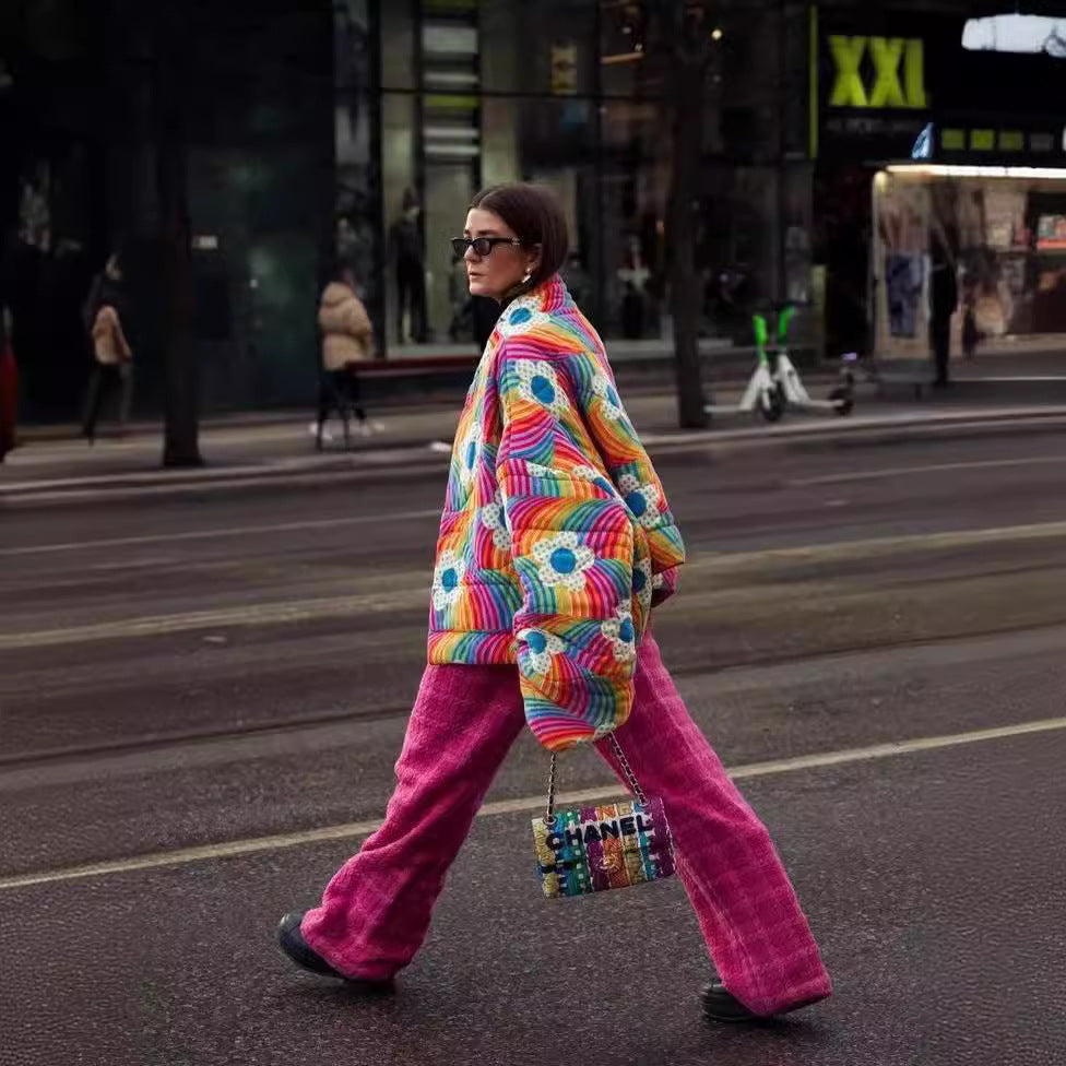 Damen Kurze Oversize-Steppjacke mit bunten Regenbogenstreifen und Blumenapplikation Drune