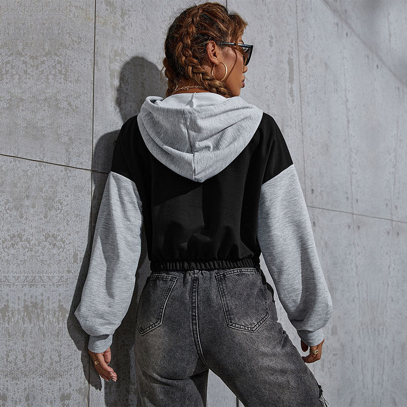 Damen Cropped Hoodie mit Kontrastärmeln, elastischem Saum und schmelzendem Smiley-Print Drune
