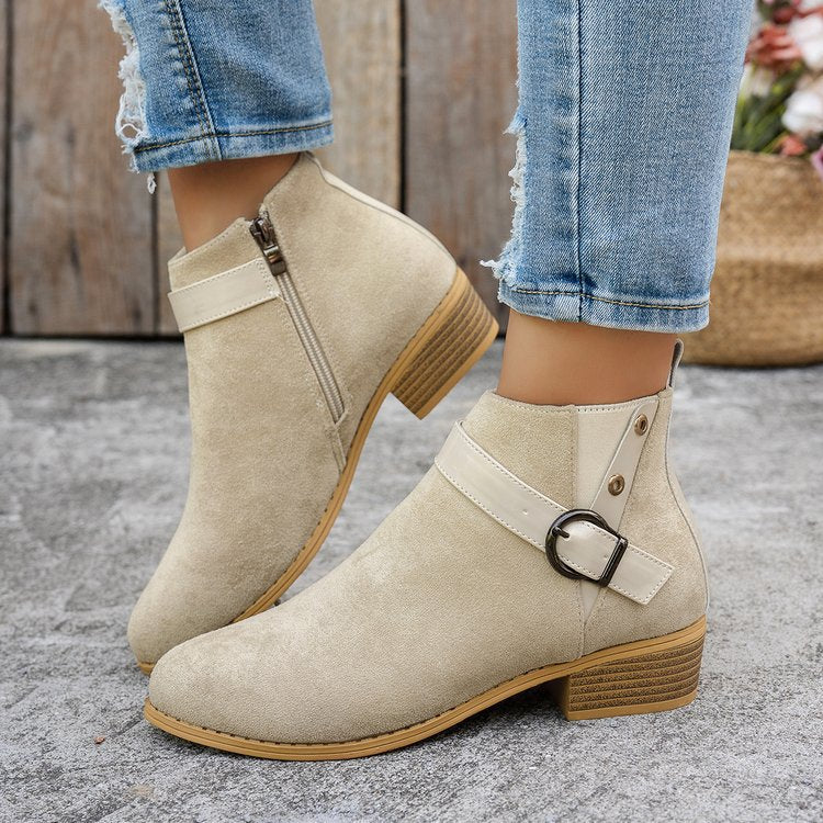 Damen Kurzschaft-Stiefelette aus Wildlederoptik mit seitlichem Reißverschluss und Ziergurt Drune