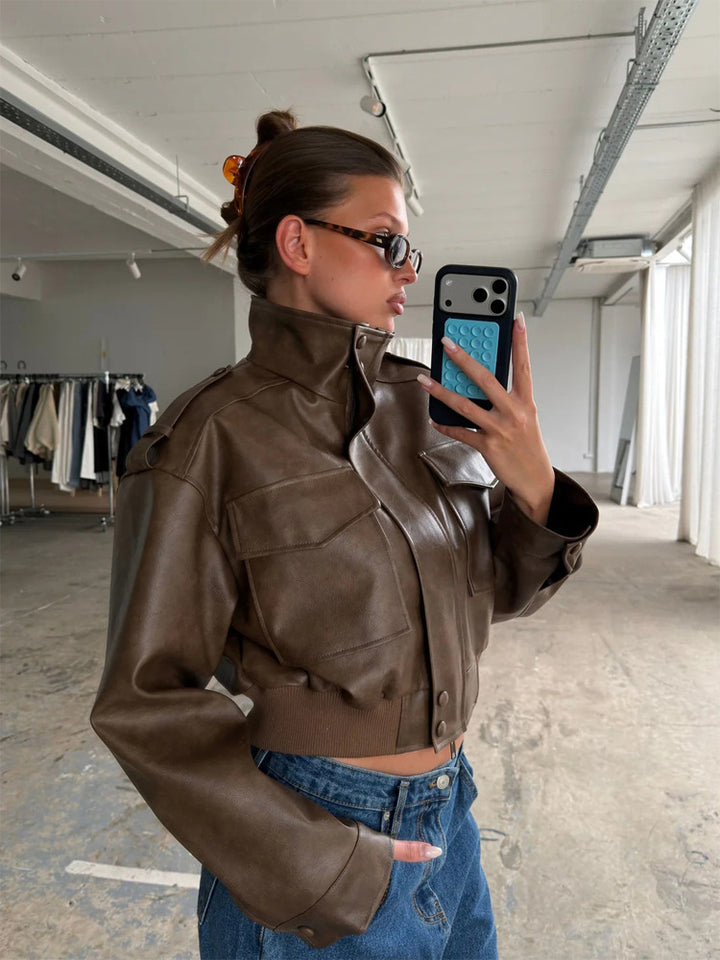 Damen Kurze Utility-Bomberjacke aus veganem Lederimitat mit hohem Stehkragen Drune