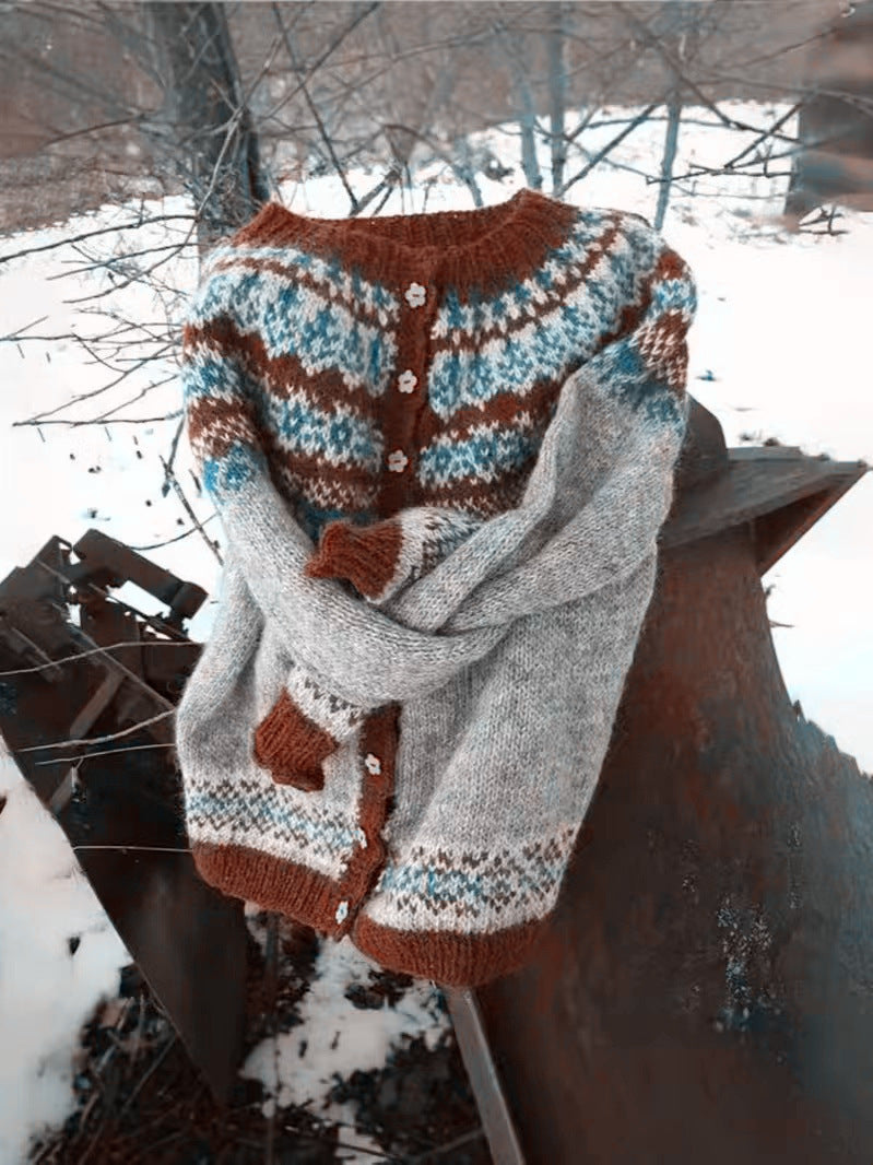 Damen nan gemusterte Strickjacke mit Rundpasse, Holzknöpfen und Eingrifftaschen Drune