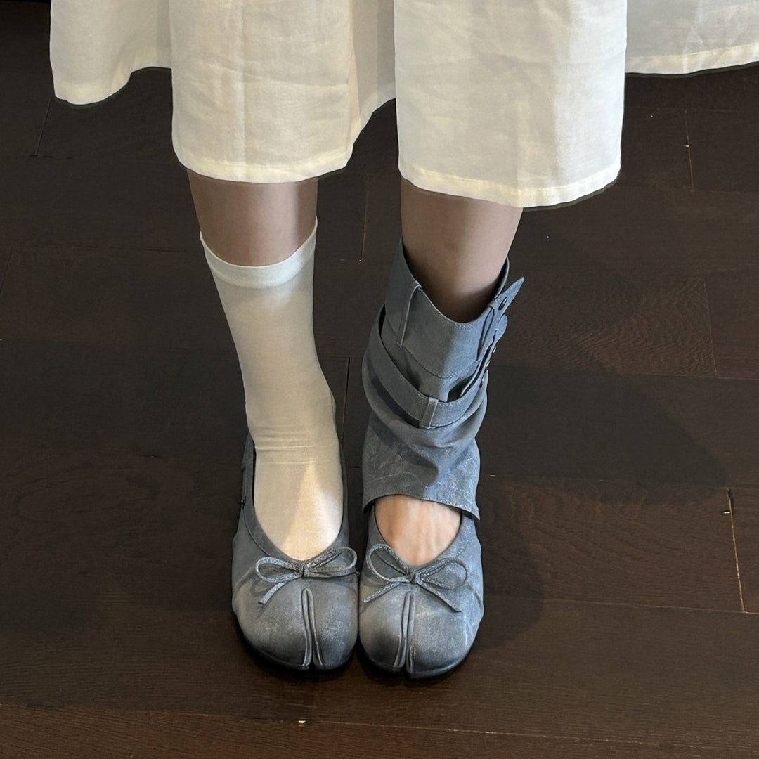 Damen Tabi-inspirierte Veloursleder-Ballerina mit Kappnaht und Schleifen-Detail Drune
