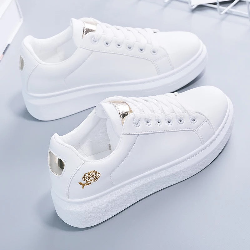 Damen nan urbaner Freizeit-Sneaker mit dezenter Rosenstickerei, erhöhtem Keilsohlenprofil und gepolstertem Komfortfußbett Drune