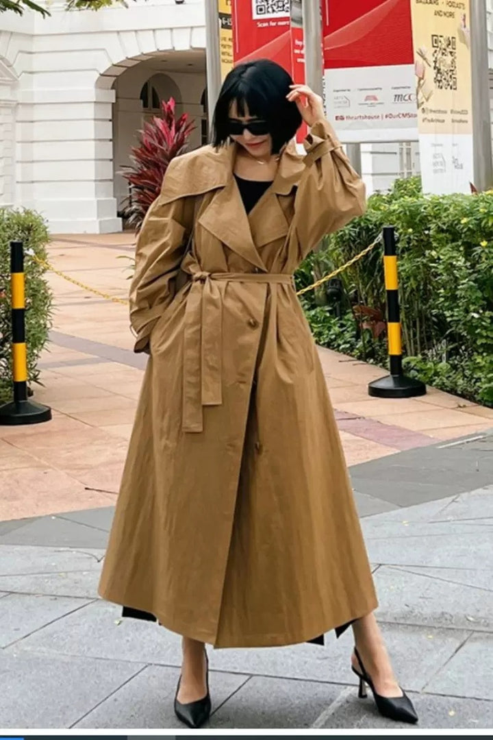 Damen Maxilanger Trenchcoat mit übergroßer Schulterpasse, Taillengürtel und voluminösen Ärmeln Drune