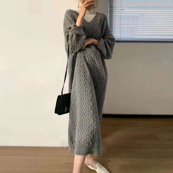 Damen Strickkleid mit Zopfmuster und tiefem V-Ausschnitt Drune