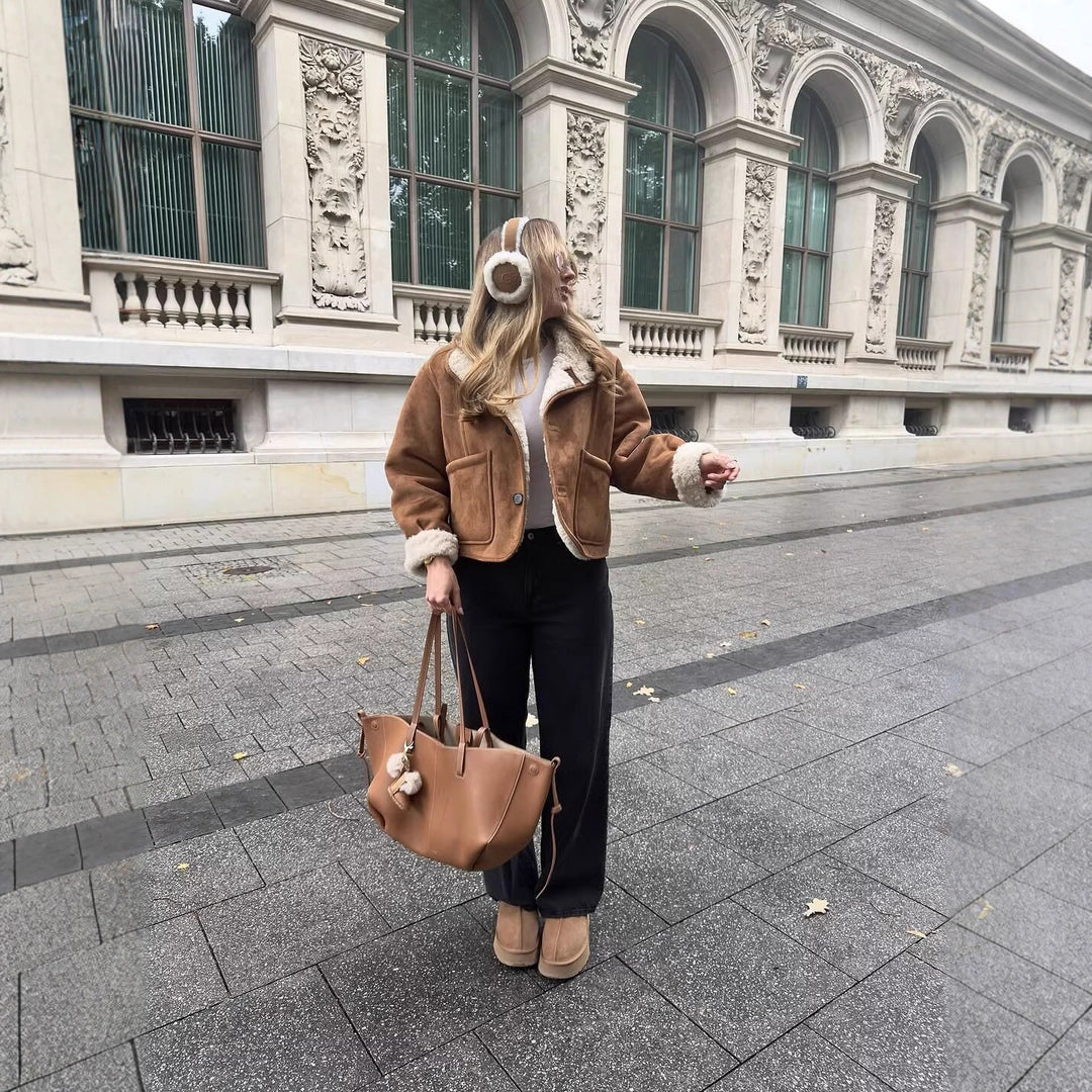 Damen Kurzjacke im Lammfell‑Look mit hohem Stehkragen und aufgesetzten Taschen Drune