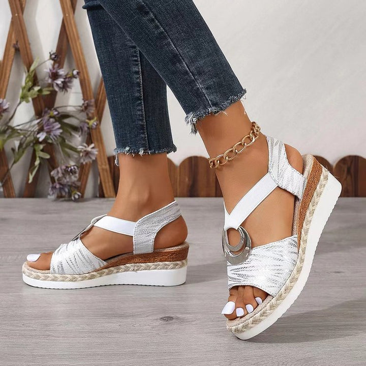 Damen Keil-Sandalen mit Metallic-Optik, dekorativem Ring und Elastik-Fersenriemen Drune