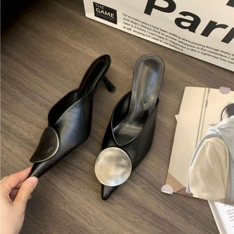 Damen spitz zulaufende Mule mit niedrigem Kitten‑Heel und dekorativer Metallplakette Drune