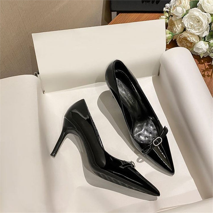 Damen Spitz zulaufende Lack‑Pumps mit hohem Stiletto‑Absatz und Kristall‑Schleifenapplikation Drune