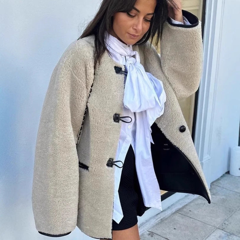 Damen Kuschelige Teddyjacke mit kontrastierenden Knopfdetails und Taschen Drune