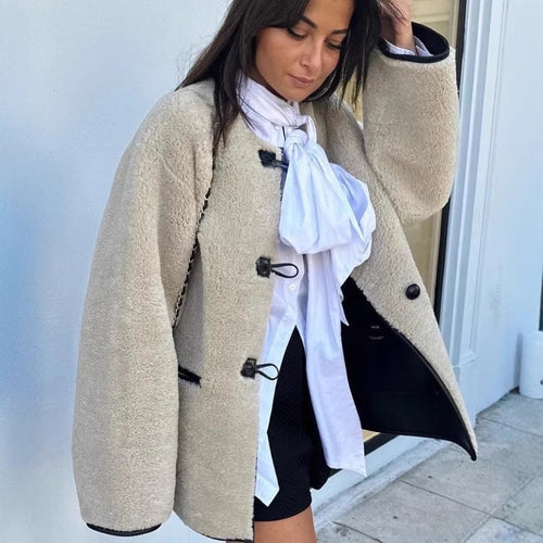 Damen Kuschelige Teddyjacke mit kontrastierenden Knopfdetails und Taschen Drune