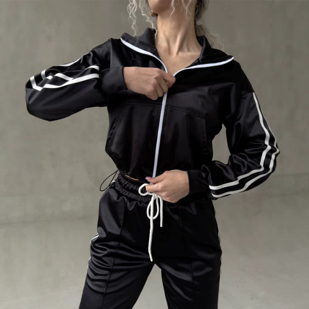 Damen glänzender Satin-Trainingsanzug mit Kontraststreifen, Reißverschlussjacke und Tunnelzughose Drune