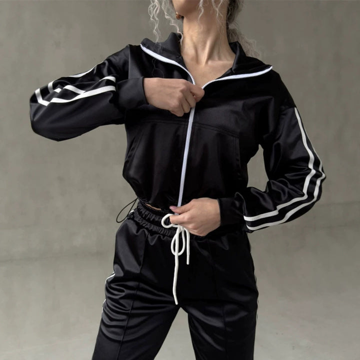 Damen glänzender Satin-Trainingsanzug mit Kontraststreifen, Reißverschlussjacke und Tunnelzughose Drune