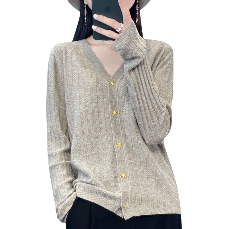 Damen Leichter V‑Ausschnitt-Cardigan mit strukturierter Längsrippe und Sternknöpfen Drune
