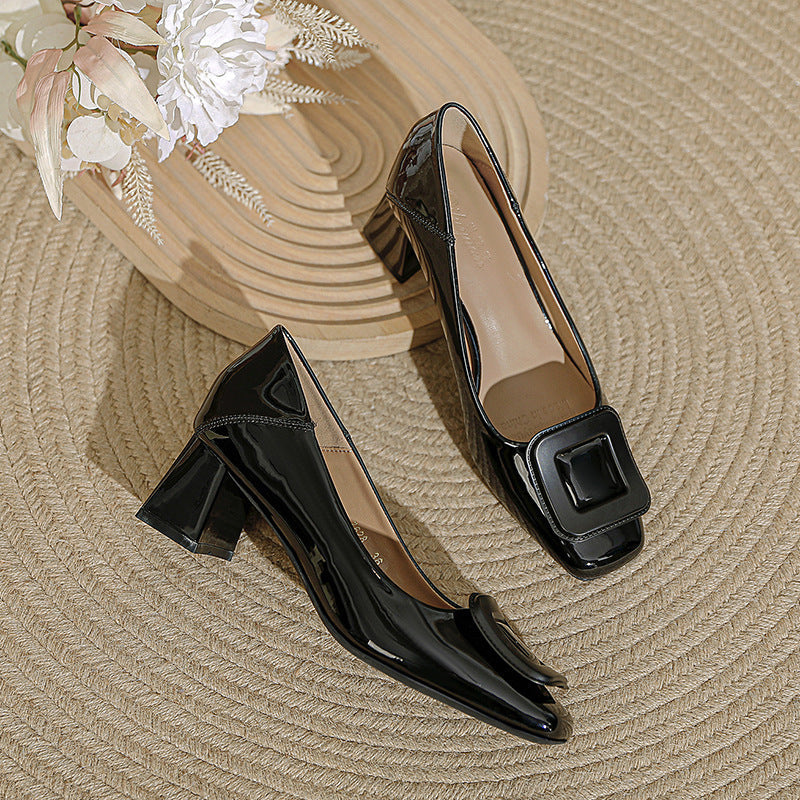 Damen elegante Lackleder-Pumps mit komfortablem Blockabsatz und dekorativer Schnalle Drune