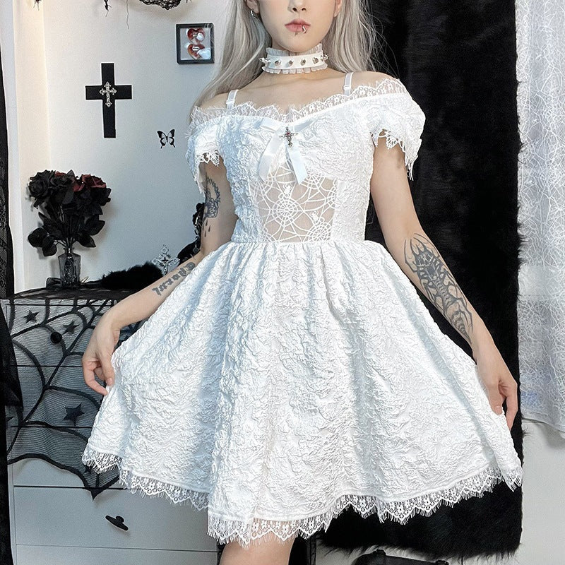 Damen Gothisches Spitzenkleid mit transparenten Einsätzen und Rüschendetails Drune